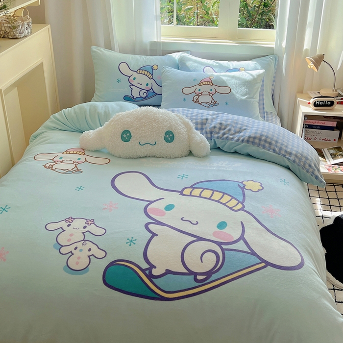 91家纺网 家纺一手货源 找家纺 三朵家纺 2025新款数码大版牛奶绒印花三丽鸥系列四件套 滑板玉桂狗