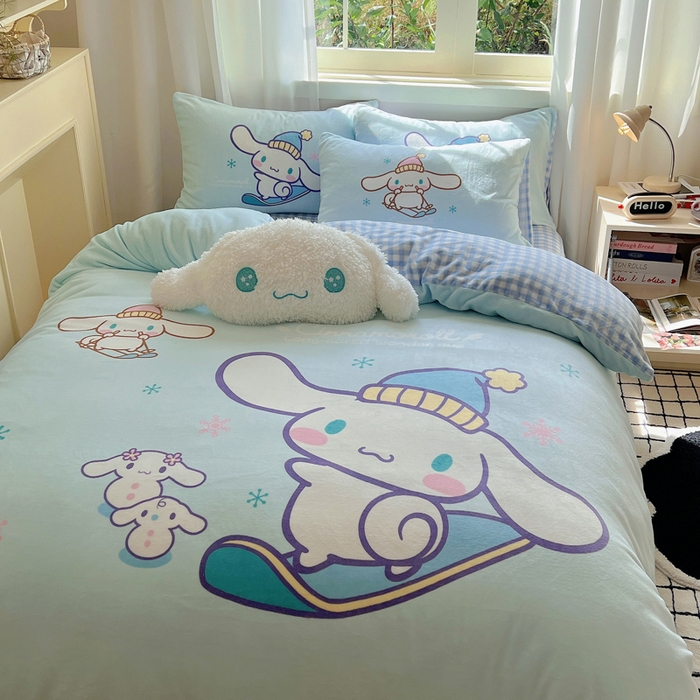 91家纺网 家纺一手货源 找家纺 三朵家纺 2025新款数码大版牛奶绒印花三丽鸥系列四件套 滑板玉桂狗