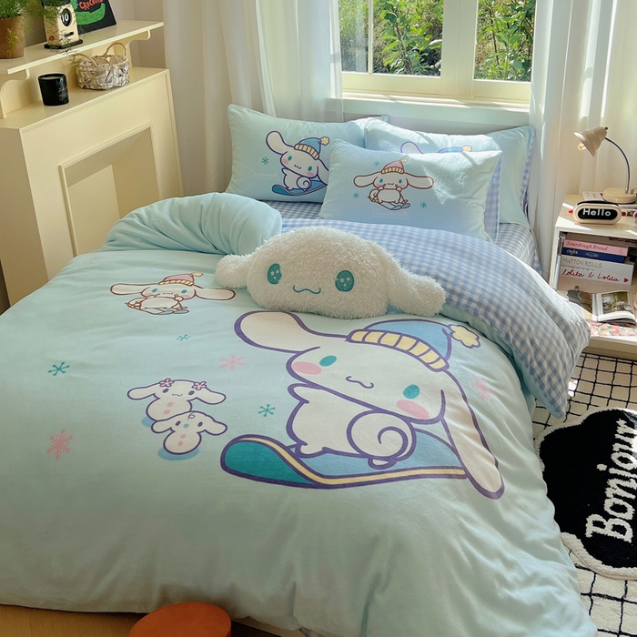 91家纺网 家纺一手货源 找家纺 三朵家纺 2025新款数码大版牛奶绒印花三丽鸥系列四件套 滑板玉桂狗