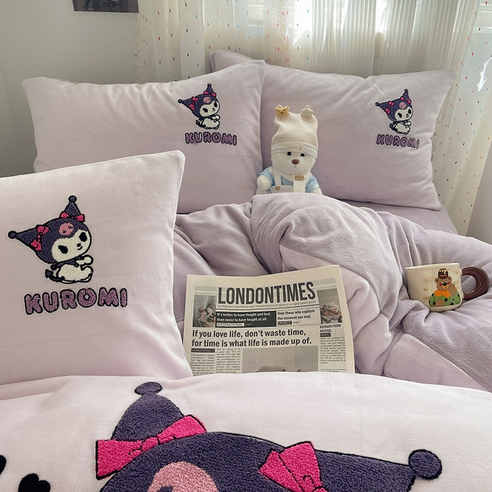 91家纺网 家纺一手货源 找家纺 三朵家纺 2025新款绣花牛奶绒三丽鸥系列四件套 淘气宝贝