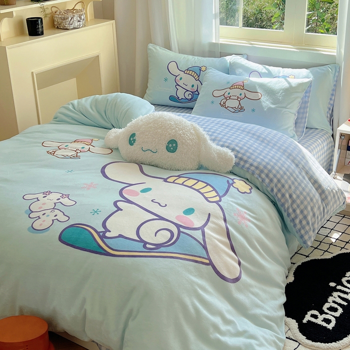 91家纺网 家纺一手货源 找家纺 三朵家纺 2025新款数码大版牛奶绒印花三丽鸥系列四件套 滑板玉桂狗