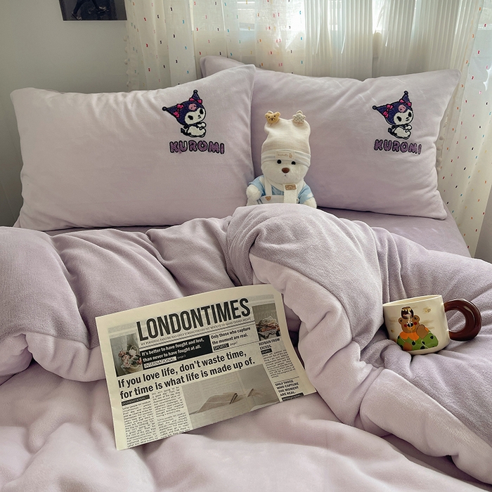 91家纺网 家纺一手货源 找家纺 三朵家纺 2025新款绣花牛奶绒三丽鸥系列四件套 淘气宝贝