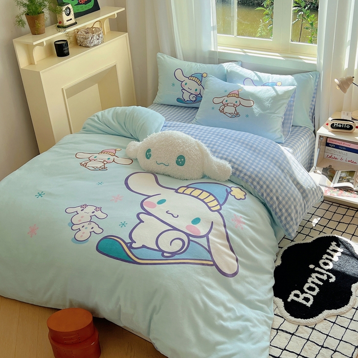 91家纺网 家纺一手货源 找家纺 三朵家纺 2025新款数码大版牛奶绒印花三丽鸥系列四件套 滑板玉桂狗