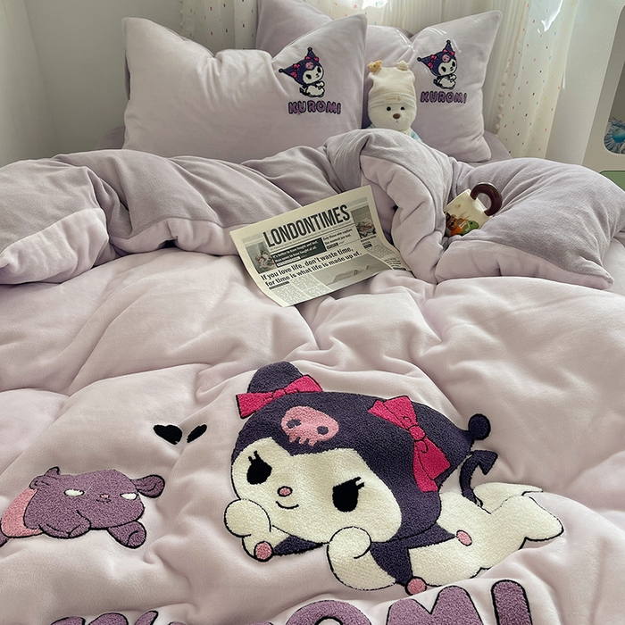 91家纺网 家纺一手货源 找家纺 三朵家纺 2025新款绣花牛奶绒三丽鸥系列四件套 淘气宝贝