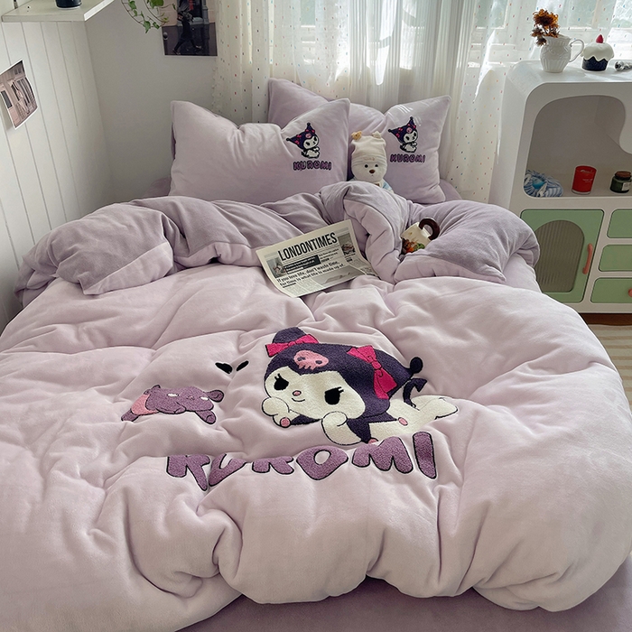 91家纺网 家纺一手货源 找家纺 三朵家纺 2025新款绣花牛奶绒三丽鸥系列四件套 淘气宝贝