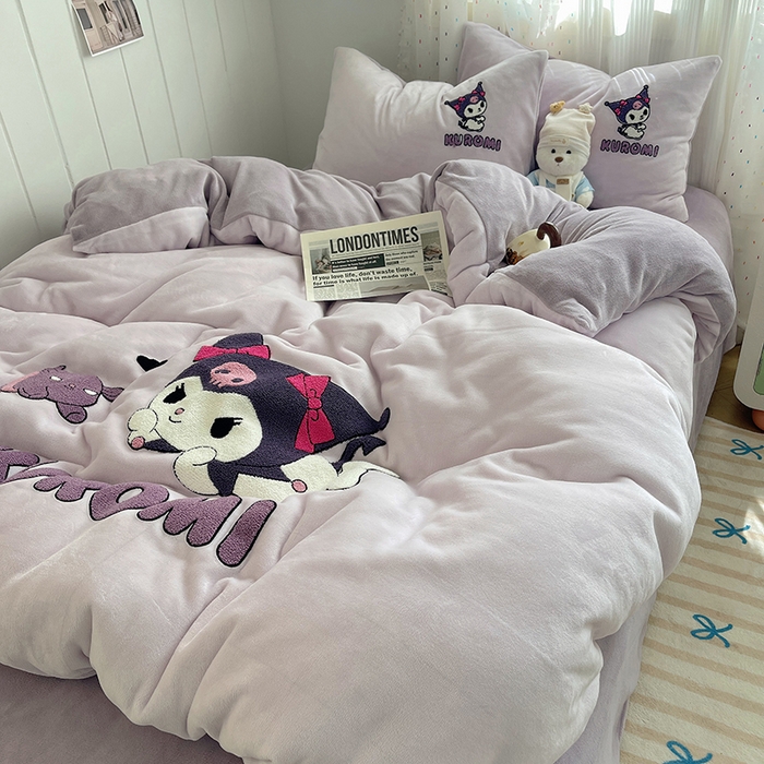 91家纺网 家纺一手货源 找家纺 三朵家纺 2025新款绣花牛奶绒三丽鸥系列四件套 淘气宝贝