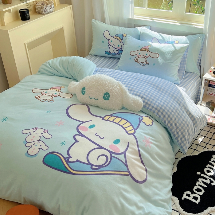 91家纺网 家纺一手货源 找家纺 三朵家纺 2025新款数码大版牛奶绒印花三丽鸥系列四件套 滑板玉桂狗