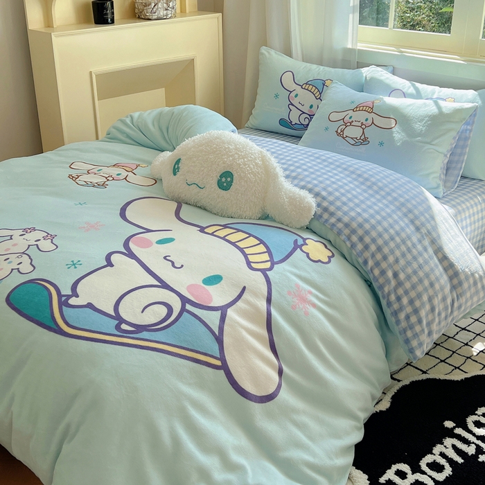 91家纺网 家纺一手货源 找家纺 三朵家纺 2025新款数码大版牛奶绒印花三丽鸥系列四件套 滑板玉桂狗