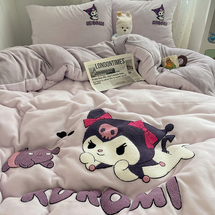 91家纺网 家纺一手货源 找家纺 三朵家纺 2025新款绣花牛奶绒三丽鸥系列四件套 淘气宝贝