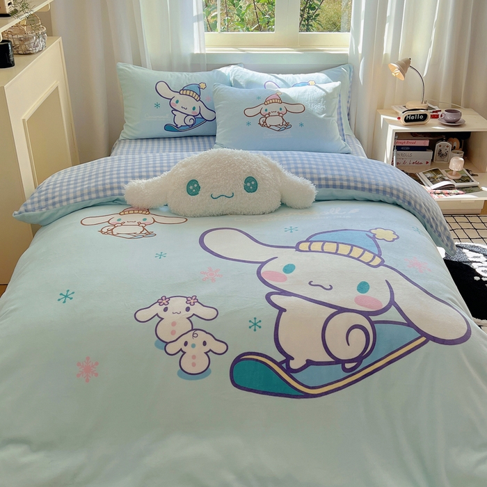 91家纺网 家纺一手货源 找家纺 三朵家纺 2025新款数码大版牛奶绒印花三丽鸥系列四件套 滑板玉桂狗