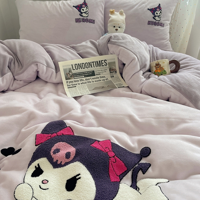 91家纺网 家纺一手货源 找家纺 三朵家纺 2025新款绣花牛奶绒三丽鸥系列四件套 淘气宝贝