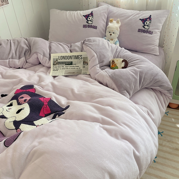 91家纺网 家纺一手货源 找家纺 三朵家纺 2025新款绣花牛奶绒三丽鸥系列四件套 淘气宝贝