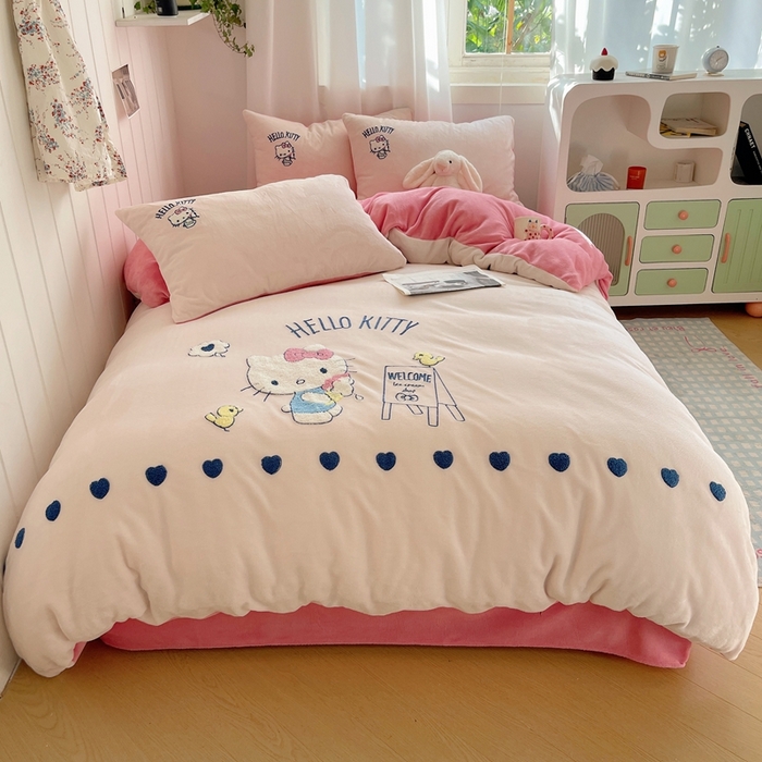 91家纺网 家纺一手货源 找家纺 三朵家纺 2025新款绣花牛奶绒三丽鸥系列四件套 香香公主KT