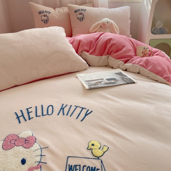 91家纺网 家纺一手货源 找家纺 三朵家纺 2025新款绣花牛奶绒三丽鸥系列四件套 香香公主KT