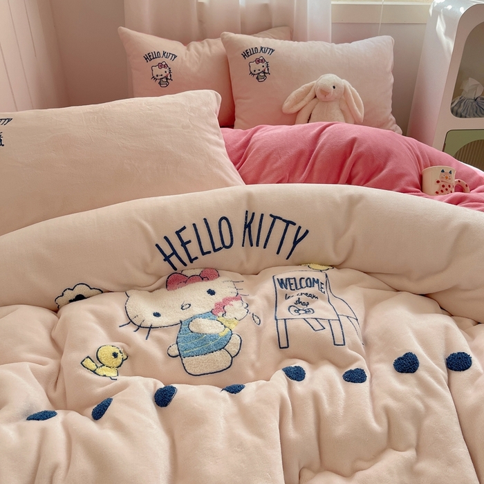 91家纺网 家纺一手货源 找家纺 三朵家纺 2025新款绣花牛奶绒三丽鸥系列四件套 香香公主KT