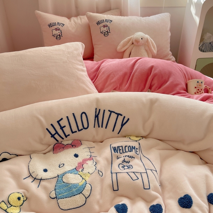 91家纺网 家纺一手货源 找家纺 三朵家纺 2025新款绣花牛奶绒三丽鸥系列四件套 香香公主KT