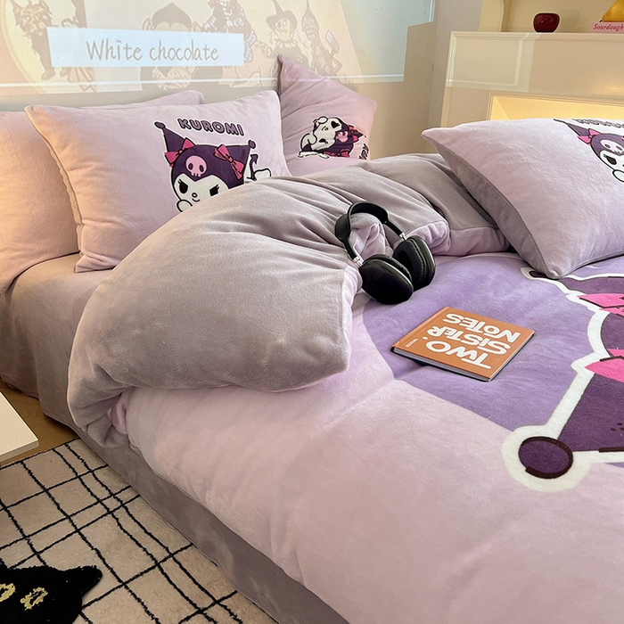 91家纺网 家纺一手货源 找家纺 三朵家纺 2025新款数码大版牛奶绒印花三丽鸥系列四件套 库洛米幻影