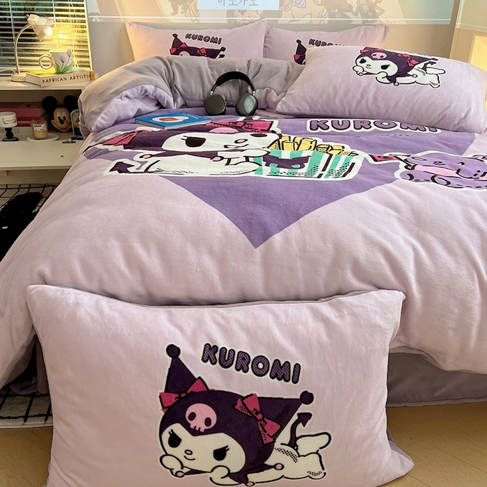 91家纺网 家纺一手货源 找家纺 三朵家纺 2025新款数码大版牛奶绒印花三丽鸥系列四件套 库洛米幻影