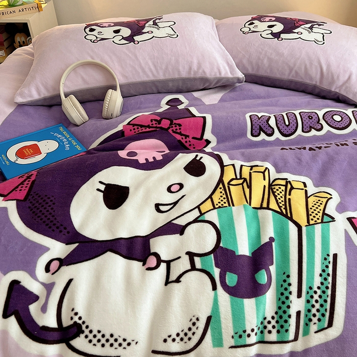 91家纺网 家纺一手货源 找家纺 三朵家纺 2025新款数码大版牛奶绒印花三丽鸥系列四件套 库洛米幻影