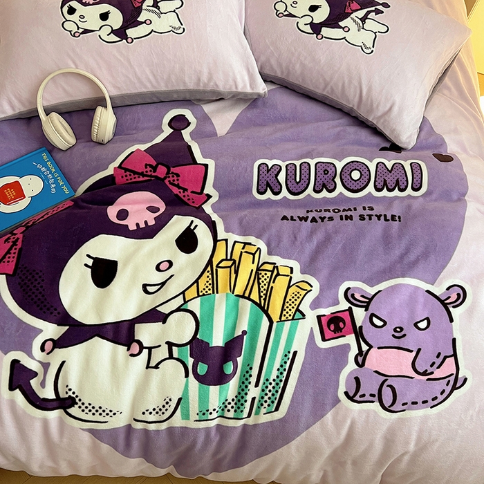 91家纺网 家纺一手货源 找家纺 三朵家纺 2025新款数码大版牛奶绒印花三丽鸥系列四件套 库洛米幻影