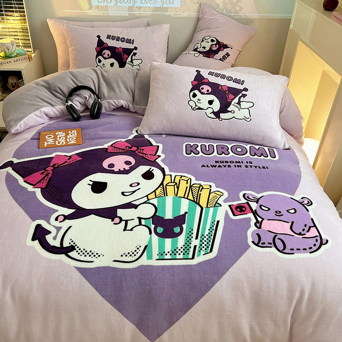 91家纺网 家纺一手货源 找家纺 三朵家纺 2025新款数码大版牛奶绒印花三丽鸥系列四件套 库洛米幻影