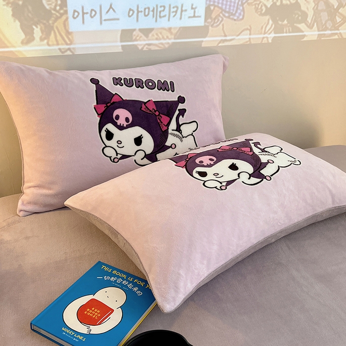 91家纺网 家纺一手货源 找家纺 三朵家纺 2025新款数码大版牛奶绒印花三丽鸥系列四件套 库洛米幻影