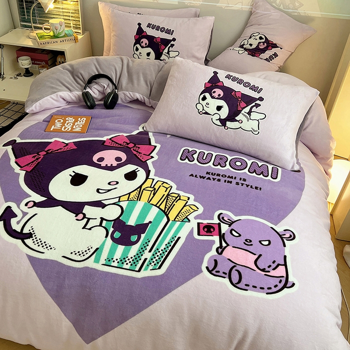 91家纺网 家纺一手货源 找家纺 三朵家纺 2025新款数码大版牛奶绒印花三丽鸥系列四件套 库洛米幻影