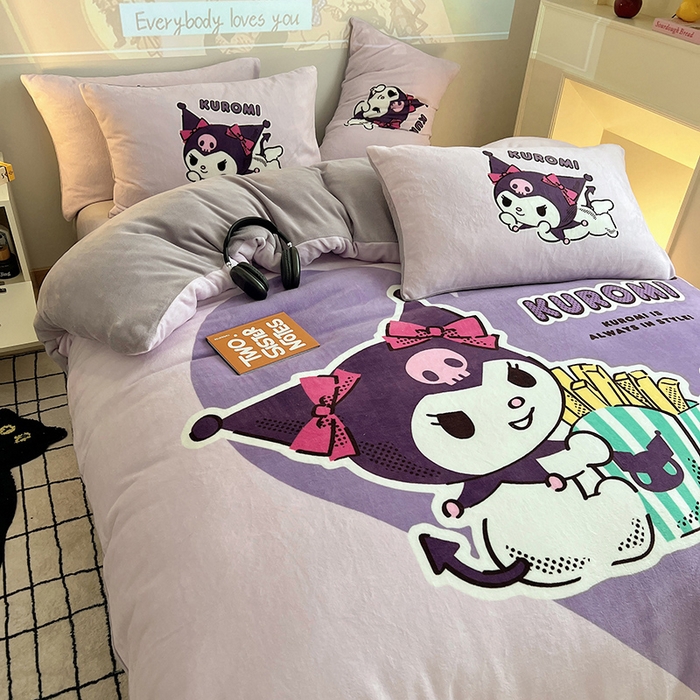 91家纺网 家纺一手货源 找家纺 三朵家纺 2025新款数码大版牛奶绒印花三丽鸥系列四件套 库洛米幻影