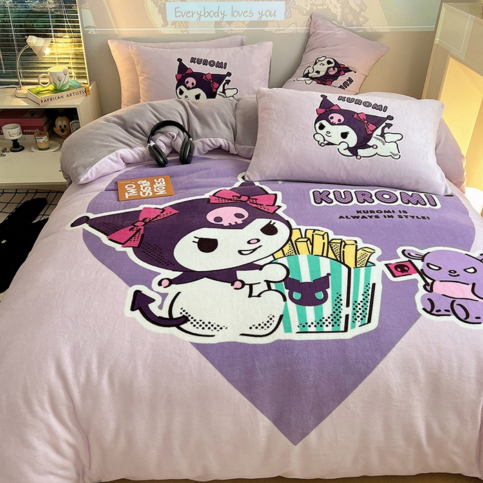 91家纺网 家纺一手货源 找家纺 三朵家纺 2025新款数码大版牛奶绒印花三丽鸥系列四件套 库洛米幻影