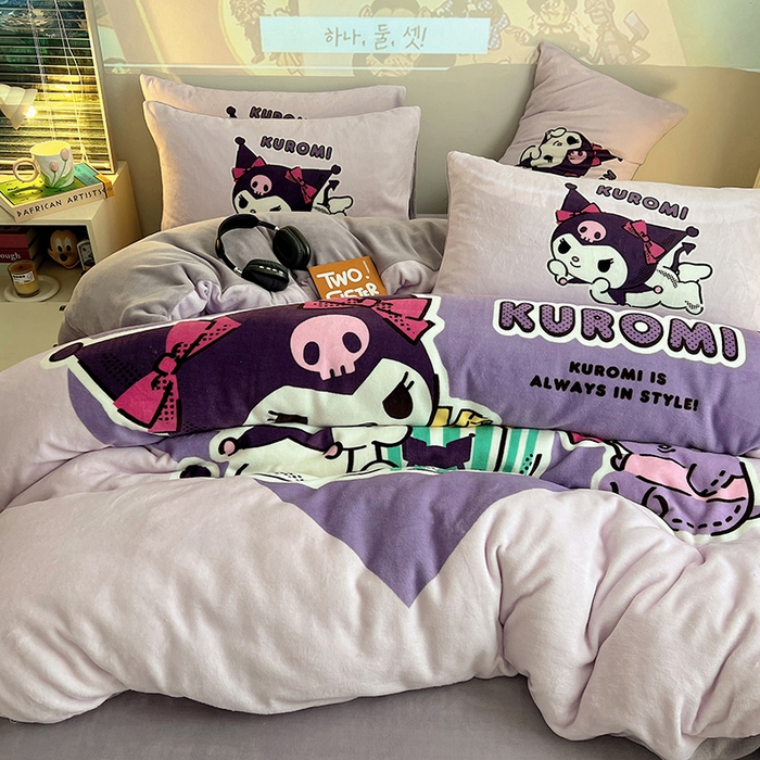 91家纺网 家纺一手货源 找家纺 三朵家纺 2025新款数码大版牛奶绒印花三丽鸥系列四件套 库洛米幻影