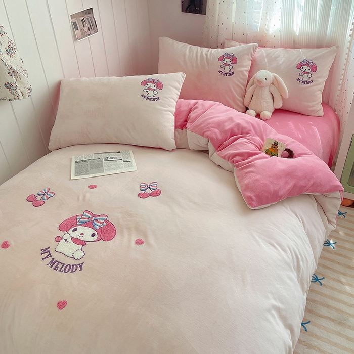 91家纺网 家纺一手货源 找家纺 三朵家纺 2025新款绣花牛奶绒三丽鸥系列四件套 樱桃美乐蒂