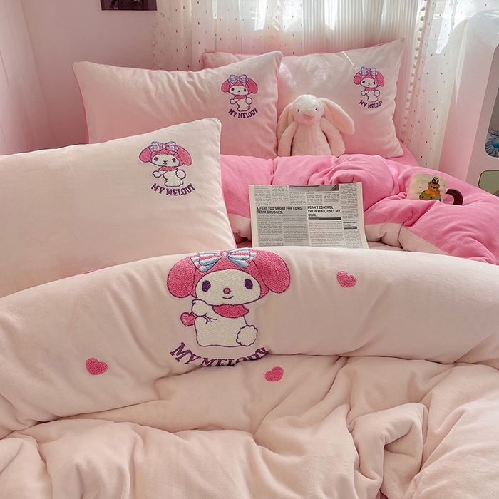 91家纺网 家纺一手货源 找家纺 三朵家纺 2025新款绣花牛奶绒三丽鸥系列四件套 樱桃美乐蒂