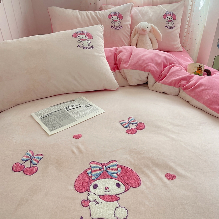 91家纺网 家纺一手货源 找家纺 三朵家纺 2025新款绣花牛奶绒三丽鸥系列四件套 樱桃美乐蒂