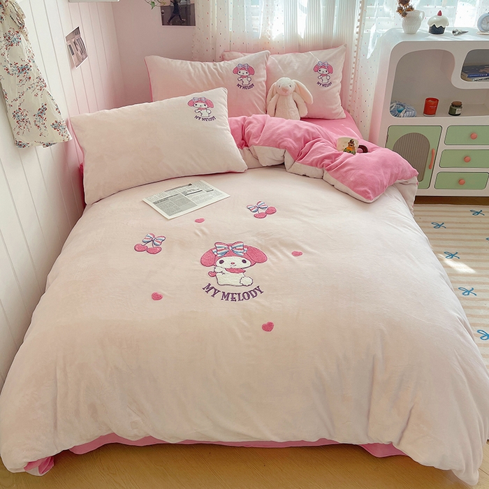 91家纺网 家纺一手货源 找家纺 三朵家纺 2025新款绣花牛奶绒三丽鸥系列四件套 樱桃美乐蒂