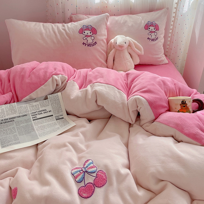 91家纺网 家纺一手货源 找家纺 三朵家纺 2025新款绣花牛奶绒三丽鸥系列四件套 樱桃美乐蒂