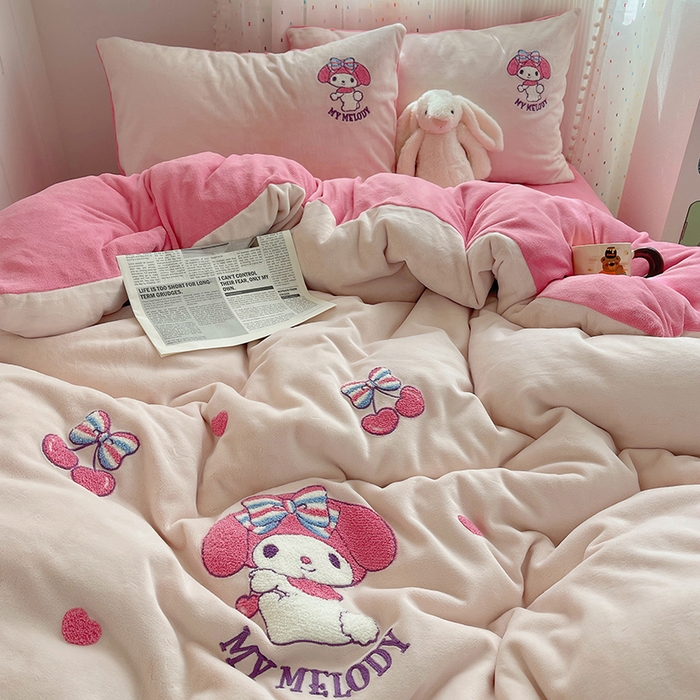 91家纺网 家纺一手货源 找家纺 三朵家纺 2025新款绣花牛奶绒三丽鸥系列四件套 樱桃美乐蒂