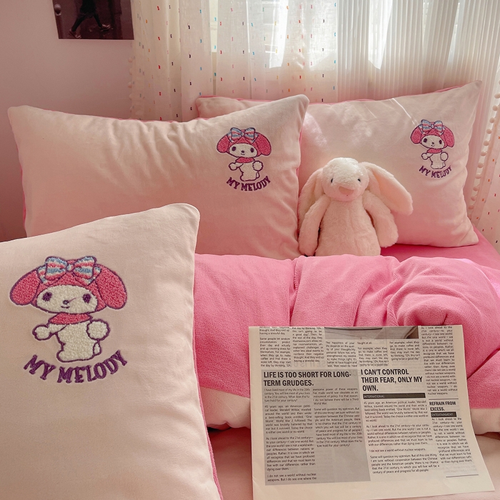 91家纺网 家纺一手货源 找家纺 三朵家纺 2025新款绣花牛奶绒三丽鸥系列四件套 樱桃美乐蒂