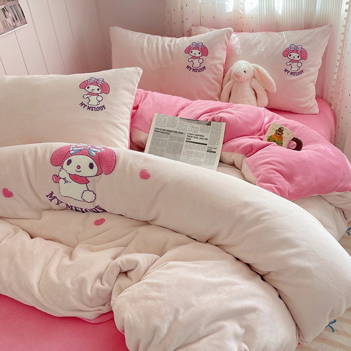 91家纺网 家纺一手货源 找家纺 三朵家纺 2025新款绣花牛奶绒三丽鸥系列四件套 樱桃美乐蒂