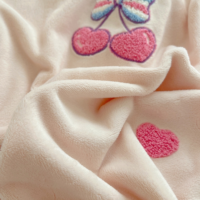 91家纺网 家纺一手货源 找家纺 三朵家纺 2025新款绣花牛奶绒三丽鸥系列四件套 樱桃美乐蒂