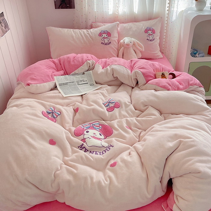 91家纺网 家纺一手货源 找家纺 三朵家纺 2025新款绣花牛奶绒三丽鸥系列四件套 樱桃美乐蒂