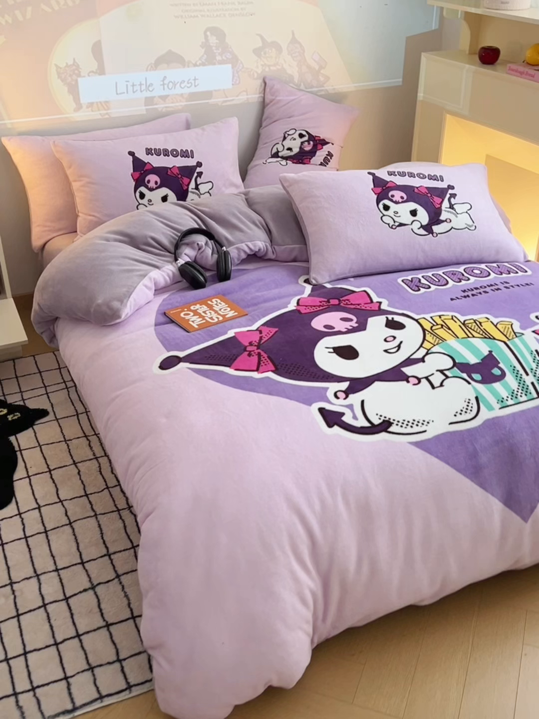 91家纺网 家纺一手货源 找家纺 三朵家纺 2025新款数码大版牛奶绒印花三丽鸥系列四件套 库洛米幻影