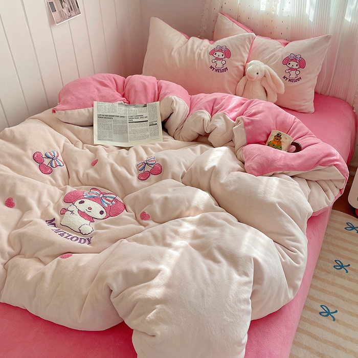 91家纺网 家纺一手货源 找家纺 三朵家纺 2025新款绣花牛奶绒三丽鸥系列四件套 樱桃美乐蒂