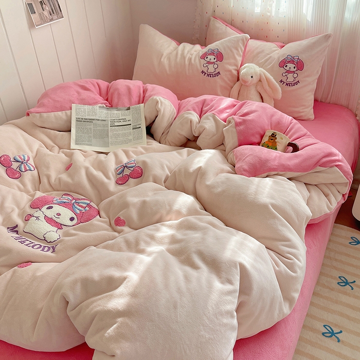 91家纺网 家纺一手货源 找家纺 三朵家纺 2025新款绣花牛奶绒三丽鸥系列四件套 樱桃美乐蒂