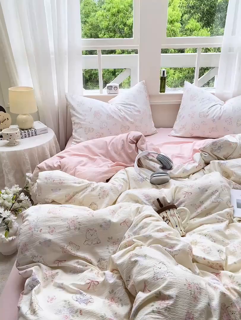 91家纺网 家纺一手货源 找家纺 朵朵家纺 2025新款云感提花双层纱印花四件套 花眠咪咪