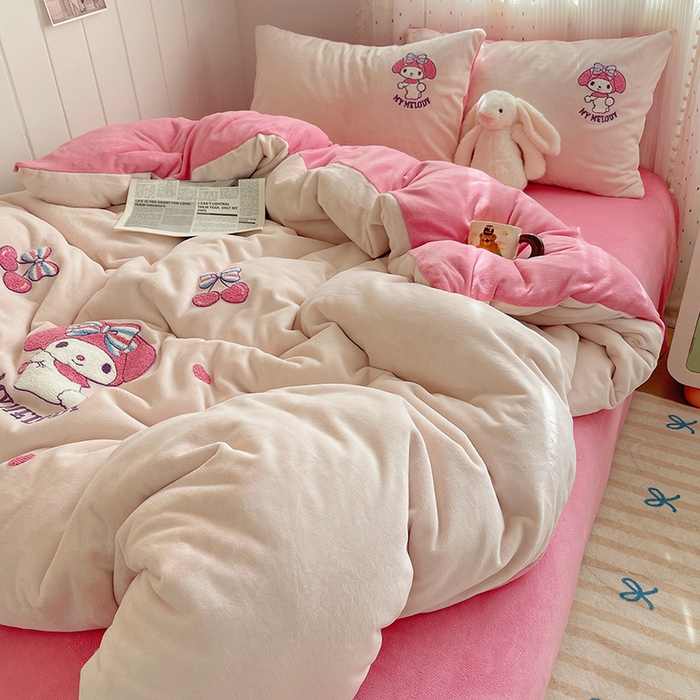 91家纺网 家纺一手货源 找家纺 三朵家纺 2025新款绣花牛奶绒三丽鸥系列四件套 樱桃美乐蒂