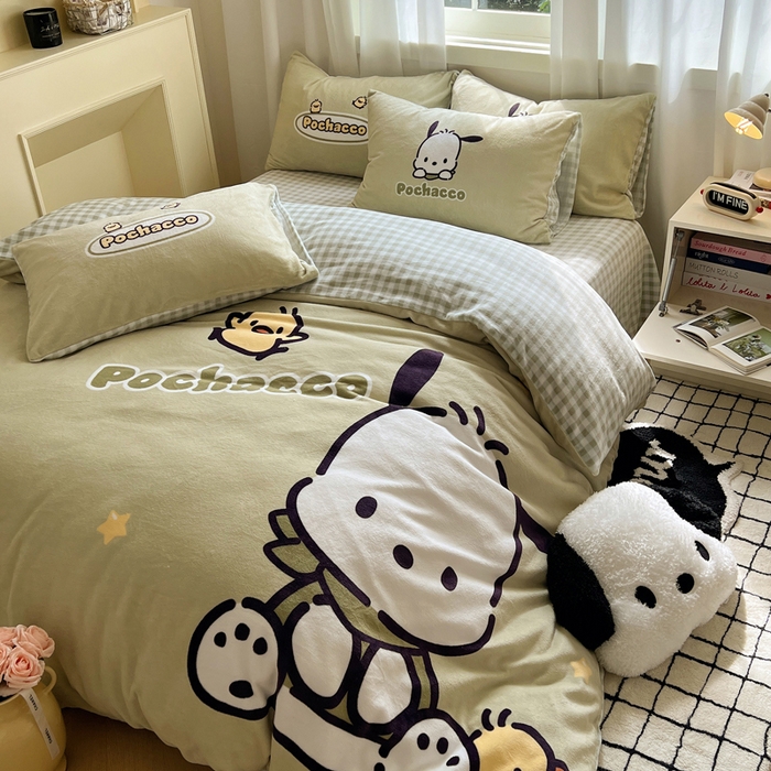 91家纺网 家纺一手货源 找家纺 三朵家纺 2025新款数码大版牛奶绒印花三丽鸥系列四件套 快乐帕恰