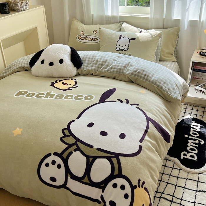 91家纺网 家纺一手货源 找家纺 三朵家纺 2025新款数码大版牛奶绒印花三丽鸥系列四件套 快乐帕恰