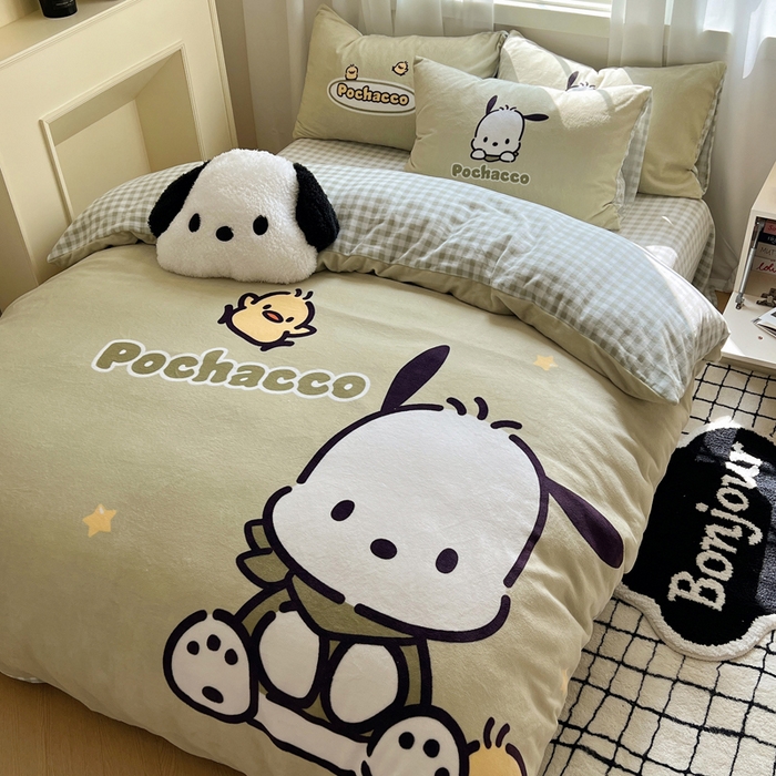 91家纺网 家纺一手货源 找家纺 三朵家纺 2025新款数码大版牛奶绒印花三丽鸥系列四件套 快乐帕恰