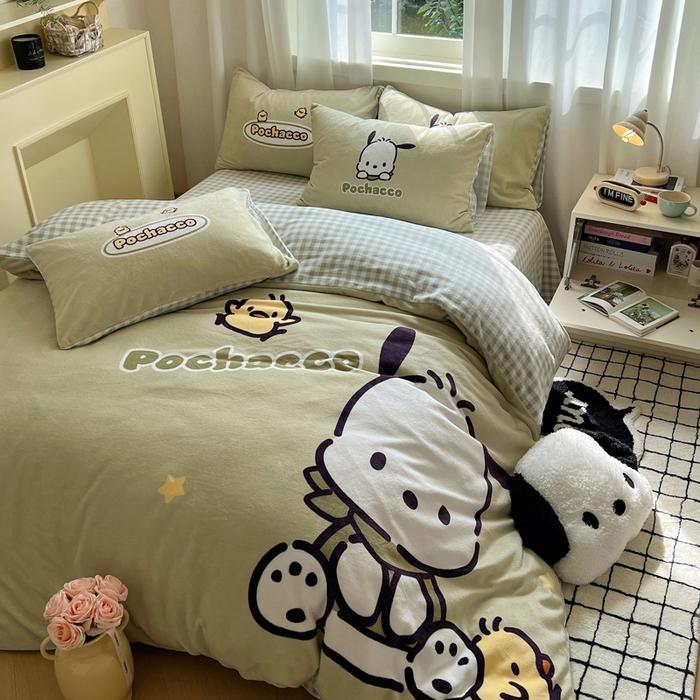 91家纺网 家纺一手货源 找家纺 三朵家纺 2025新款数码大版牛奶绒印花三丽鸥系列四件套 快乐帕恰