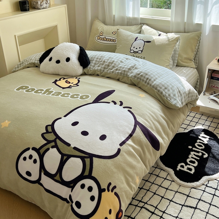 91家纺网 家纺一手货源 找家纺 三朵家纺 2025新款数码大版牛奶绒印花三丽鸥系列四件套 快乐帕恰